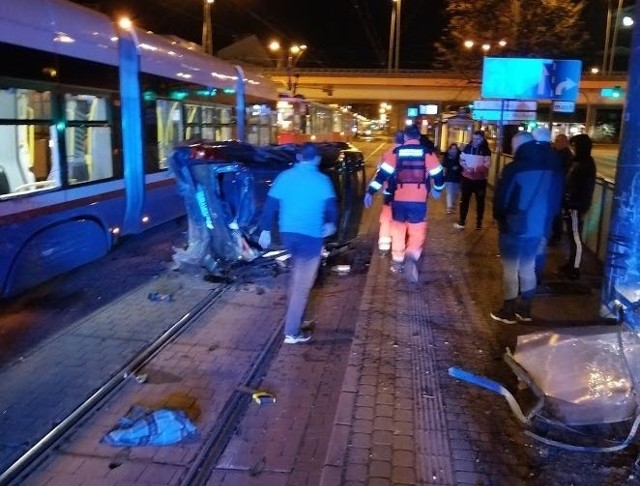 Pijany 21-latek przekoziołkował samochodem w Bydgoszczy na ul. Jagiellońskiej i wylądował na dachu uderzając jeszcze w tramwaj linii nr 3.  Więcej zdjęć i informacji >>>