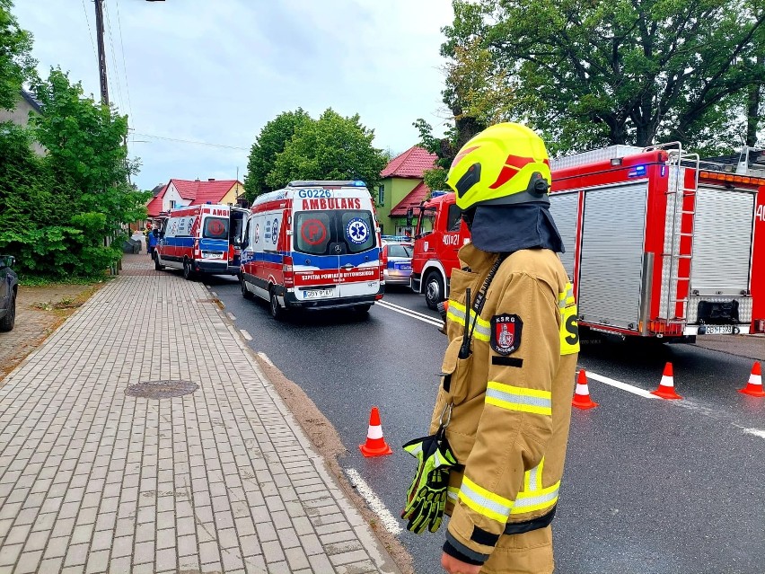 Zderzenie czołowe w Tuchomiu. Trzy osoby ranne.