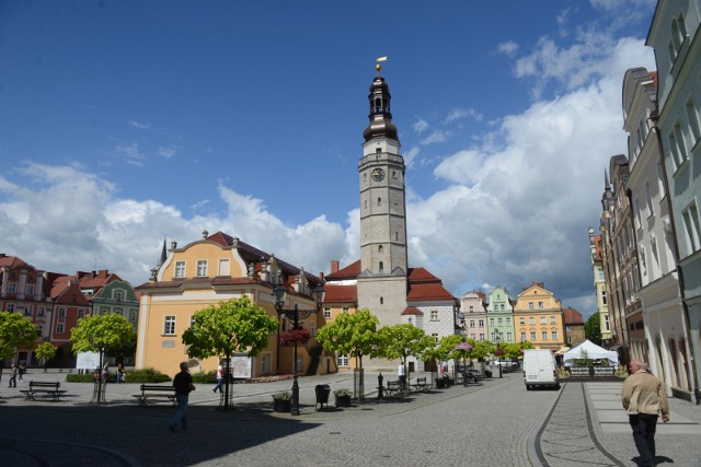 Barokowy ratusz z gotycką wieżą powstał w 1535 roku. Za projekt odpowiedzialny był niemiecki architekt Wendel Roskopf. Obiekt był kilkukrotnie przebudowywany, ale nie wpłynęło to znacząco na jego oryginalny charakter. Co roku w rynku i najbliższej okolicy odbywa się Święto Ceramiki.