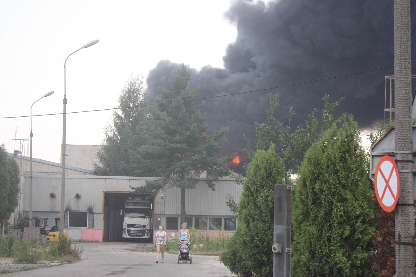 Pożar hali papierniczej w Zawierciu. Potężny słup czarnego...