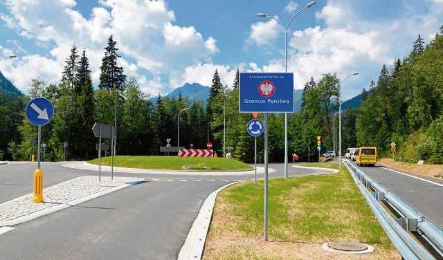 Nowe rondo na pewno ułatwi życie kierowcom. Nie spowoduje co prawda, że więcej aut zmieści się na parkingu, ale przynajmniej rozładuje korki, które tworzyli ci, którzy się na postoju już nie zmieścili