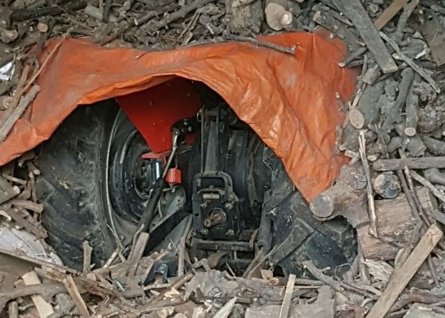 Ukradli ciągnik i ukryli go pod stertą drewna na terenie gminy Belsk Duży.