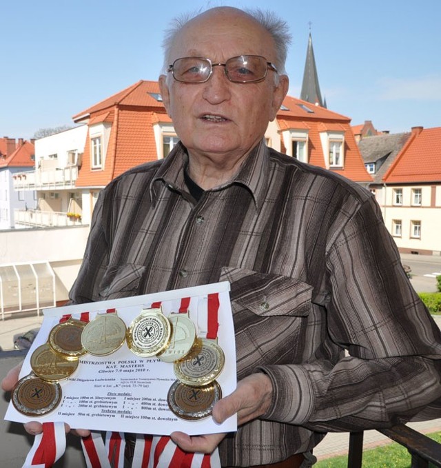 Zbigniew Ludwiczak ze swoim medalowym plonem. 