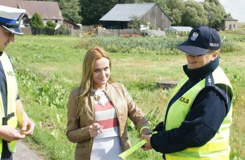 Policjanci rozdają odblaski. Pomagał burmistrz (zdjęcia)