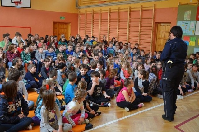 Uczniowie szkoły podstawowej w Białobrzegach spotkali się z policjantami, którzy opowiedzieli im o bezpiecznym korzystaniu z internetu.