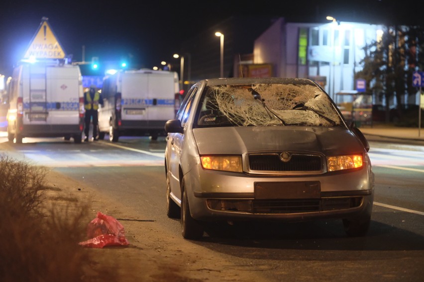 Toruńscy policjanci pracują na miejscu wypadku, do którego...