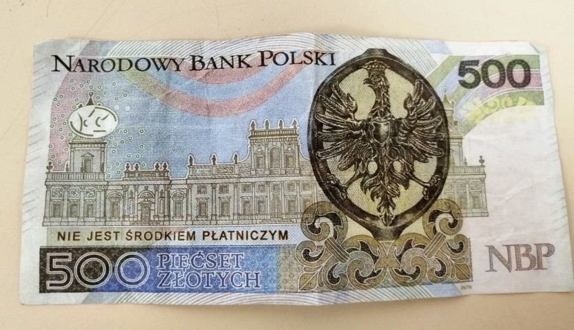 Gmina Suwałki. Zapłacił za zakupy imitacją banknotu. Ekspedientka się nie zorientowała. Wydała autentyczne 400 złotych reszty