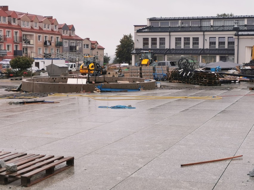 Stary Rynek w Łomży pozostanie wielkim placem budowy co najmniej do końca listopada. To już kolejna zmiana terminu. Koszty wzrosły o 3 mln 