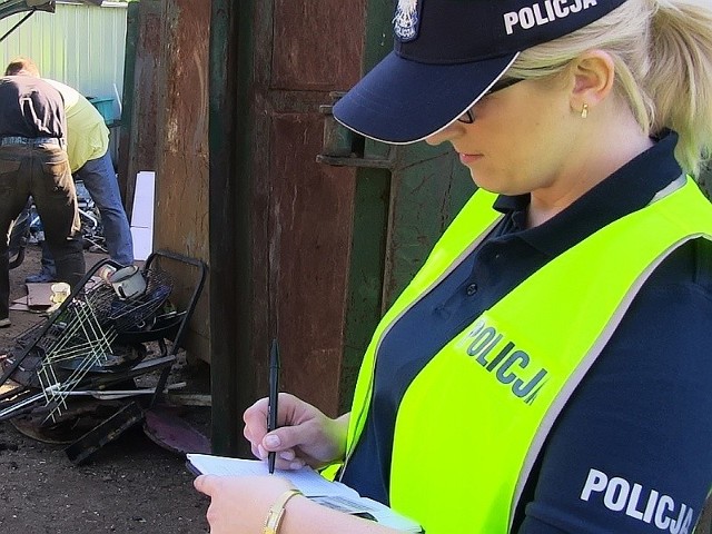 Policjanci sprawdzają punkty skupu złomu.