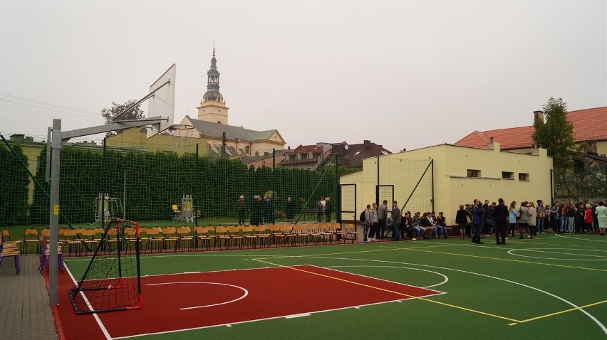 Kłobuck: Otwarcie boiska przy Zespole Szkół nr 2