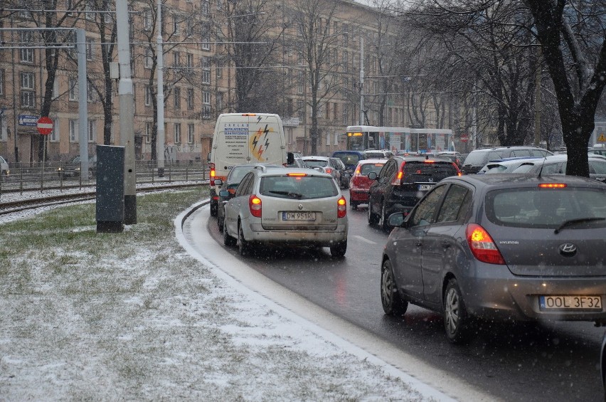 Wrocław sparaliżowany. Ślisko na ulicach. Kierowcy utknęli w ogromnych korkach (ZDJĘCIA)