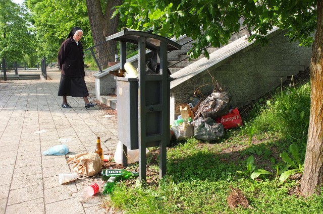 Przepełnione kosze na śmieci na Młynówce.