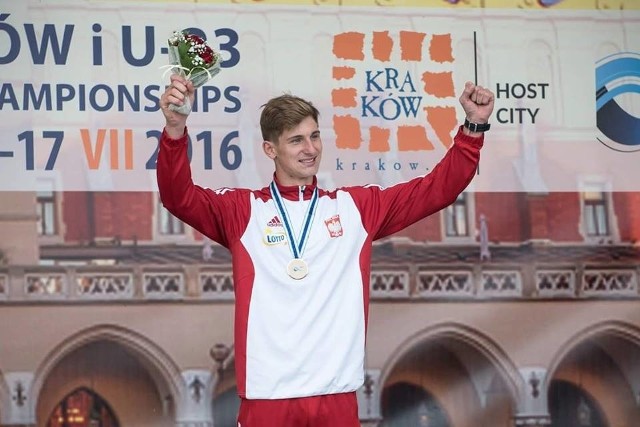 Wiktor Sandera na podium MŚ juniorów