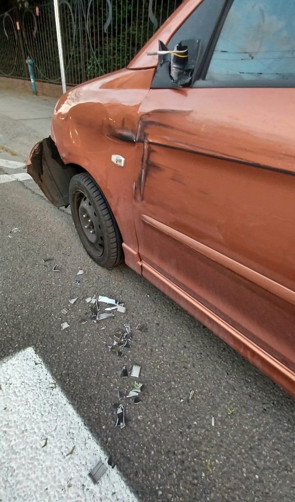 Wrocław: Kierowca autobusu MPK zasłabł za kierownicą i wjechał w dwa auta (ZDJĘCIA)