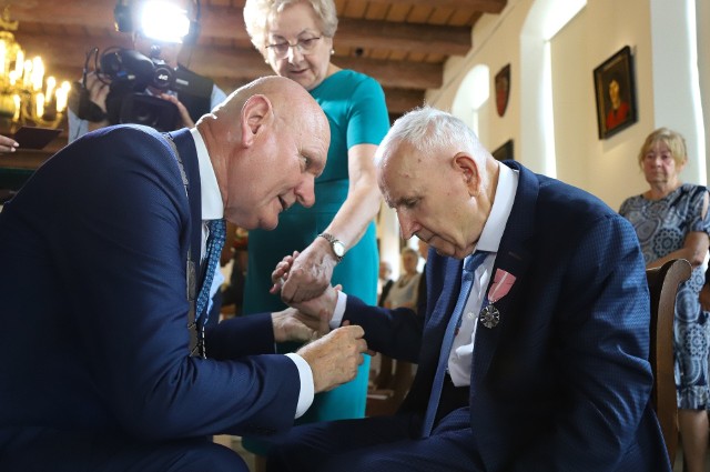 21 par otrzymało w piątek 19 sierpnia br. Medale za Długoletnie Pożycie Małżeńskie. Uroczystość odbyła się w Sali Mieszczańskiej Ratusza Staromiejskiego. Mamy zdjęcia! >>>>