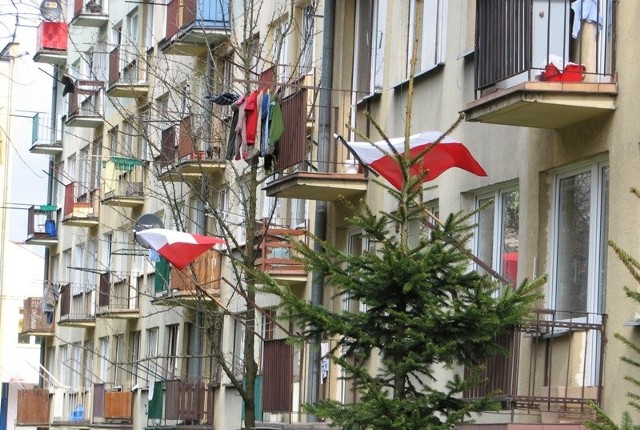Pierwsze flagi wiszą już na blokowych balkonach