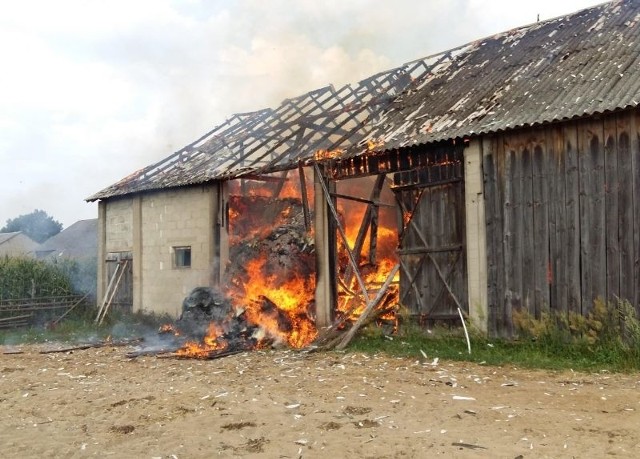 W miejscowości Łepice w trzydziestostopniowym upale spłonęła stodoła. Od pioruna.