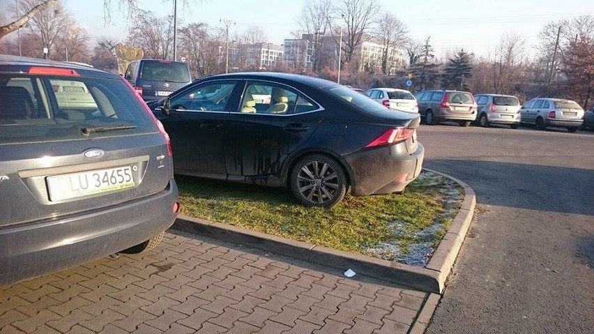 Dzikie tłumy w galeriach handlowych. Kierowcy rozjechali parking przy Magnolii [ZDJĘCIA]