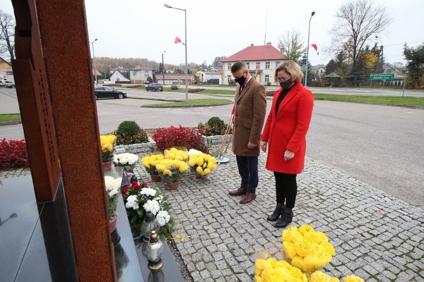 102 rocznica odzyskania przez Polskę niepodległości w Mircu. Pomniki ozdobili chryzantemami (ZDJĘCIA)