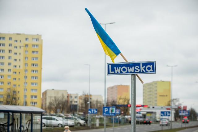 Na Szwederowie, przy tablicy z nazwą ulicy Lwowskiej, pojawiła się niebieska-żółta flaga