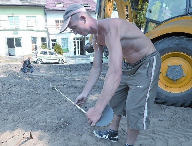 Praca w parkach wre. Powstają nowe ścieżki i oświetlenie. W naszym mieście będzie gdzie pospacerować! (fot. Wojciech Waloch)