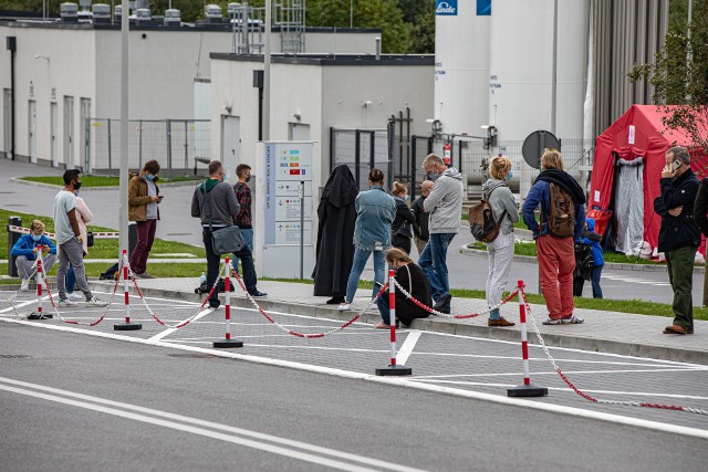 Kolejka osób czekających na wymaz pod Szpitalem Uniwersyteckim w Krakowie. W ciągu ostatniej doby w województwie wykonano  2 415 testów na koronawirusa