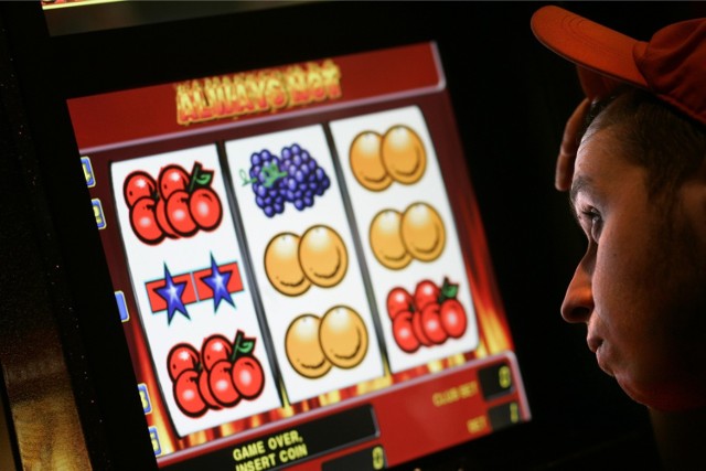 Mundurowi zabezpieczyli 3 automaty do gier hazardowych.