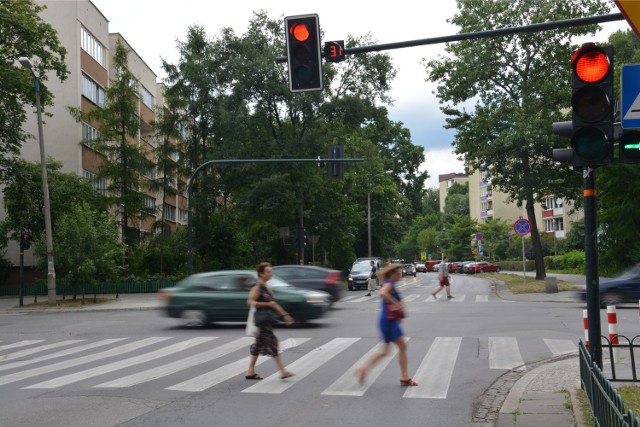 - Zapytania o sekundniki zainstalowane na skrzyżowaniach dróg, o to czy gdzieś funkcjonują, wysłaliśmy do starostów i wszystkich zarządów dróg w naszym regionie - mówi Jarosław Jakubowski, rzecznik prasowy wojewody kujawsko-pomorskiego. - Zrobiliśmy to na prośbę Ministerstwa Infrastruktury i Budownictwa, i taką zbiorczą informację mamy im przesłać do 16 maja.