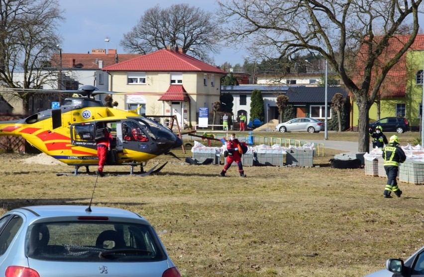 Strażacy z OSP Łabiszyn zabezpieczali miejsce do lądowania...