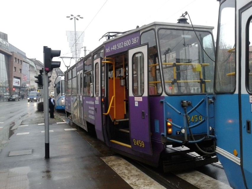 Wrocław: Chwilowa awaria tramwaju nr 14 przy ul. Kazimierza Wielkiego [FOTO]
