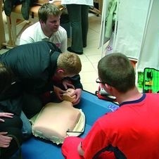 Udzielania pierwszej pomocy możemy się nauczyć się na różnych imprezach od wyszkolonych ratowników
