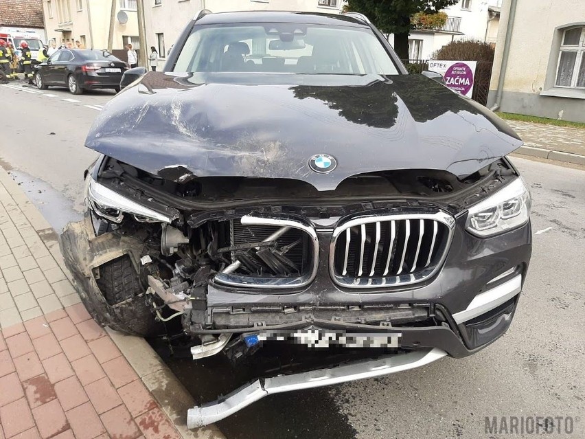 Wypadek w Tarnowie Opolskim. Kobieta w BMW zjechała na przeciwny pas. Uderzyła w microcara i skodę