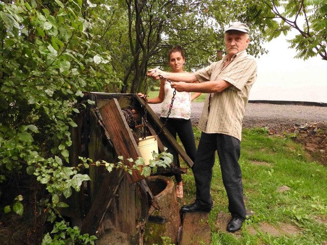 Czesław Kowalczyk i Natalia Pinkowska nabierają wodę z zarażonej bakteriami studni. Taką wodę piją już kilka lat. Używają jej też do prania i podlewania ogródka warzywnego, z którego mają plony. Na zdj.nr 1 Małgorzata Pinkowska.