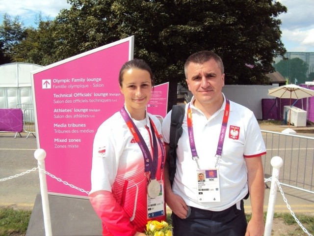 Jacek Foks z Sylwią Bogacką, po zdobyciu przez nią srebrnego medalu olimpijskiego w strzelectwie sportowym.