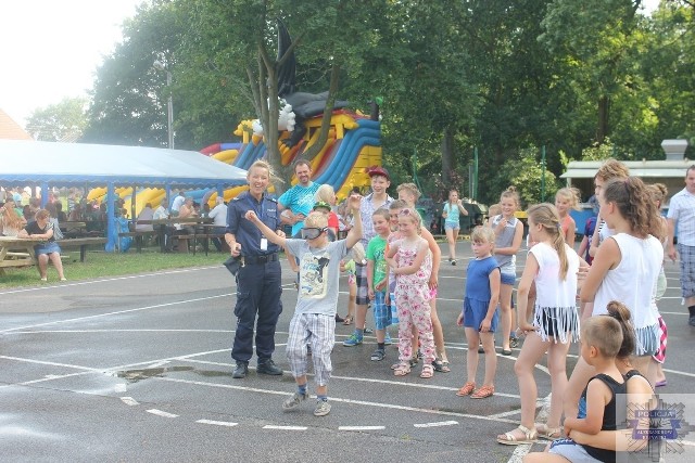 Posiedzieć za kierownicą policyjnego auta to prawdziwa frajda. Policjanci pozwolili, więc  korzystano z okazji, ile się tylko dało.