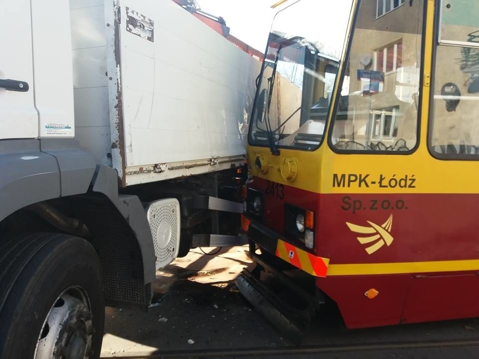 Wypadek na Kilińskiego przy Siedleckiej w Łodzi. Samochód