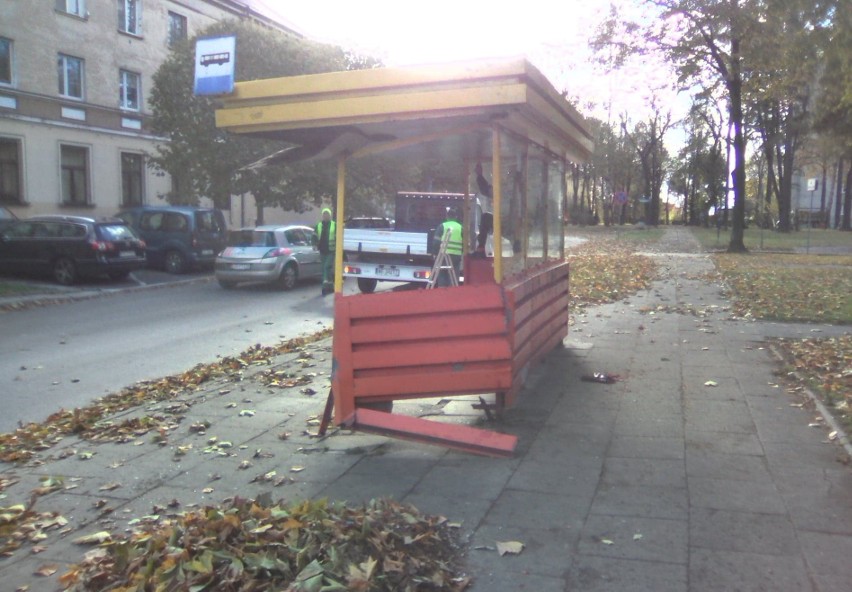 Oświęcim. Fiat punto wjechał w przystanek przy ulicy Sobieskiego – na szczęście nikt na nim nie czekał na autobus [ZDJĘCIA]