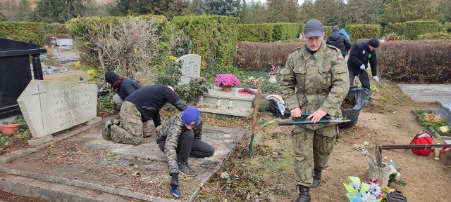 Wolontariusze w czasie porządkowania opuszczonego grobu powstańca wielkopolskiego