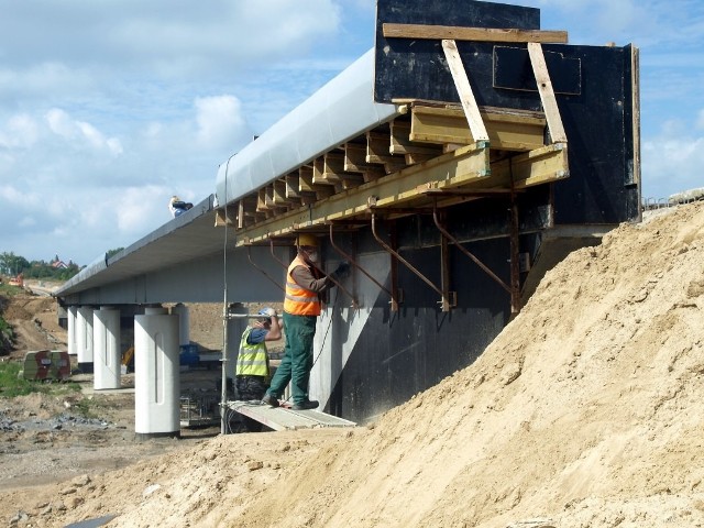 Budowa mostu w Koszalinie.