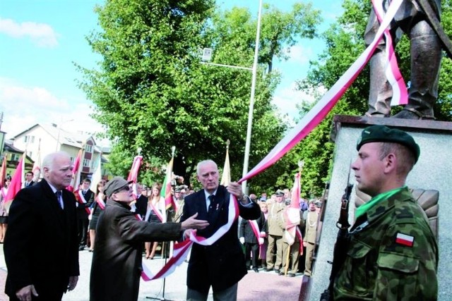 Odsłonięcia monumentu dokonali potomkowie wojennych bohaterów: Witomiła Wołk-Jezierska oraz Jan i Tadeusz Dąbrowscy