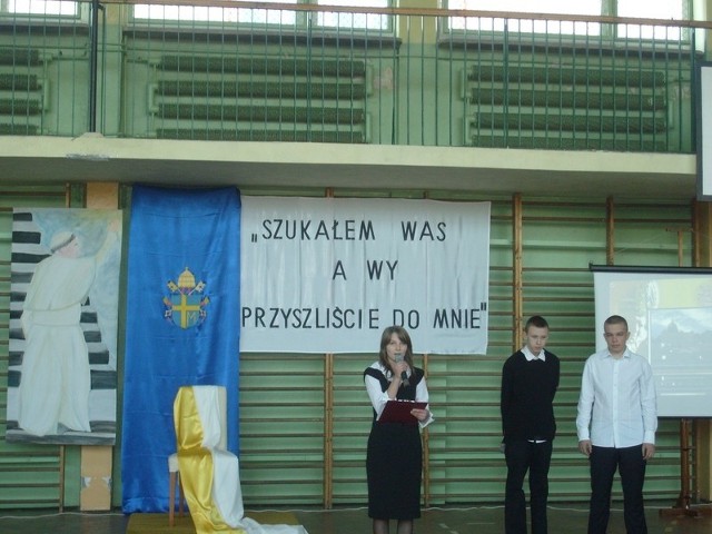 Uczniowie białobrzeskiego gimnazjum przygotowali specjalny program poświęcony Janowi Pawłowi II.