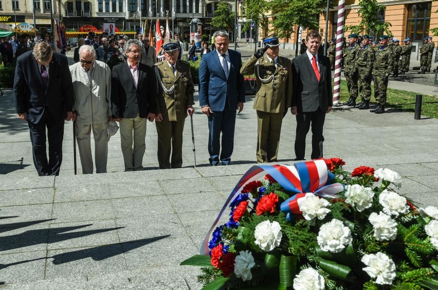 Na Placu Wolności, gdzie znajduje się pomnik Wolności,...