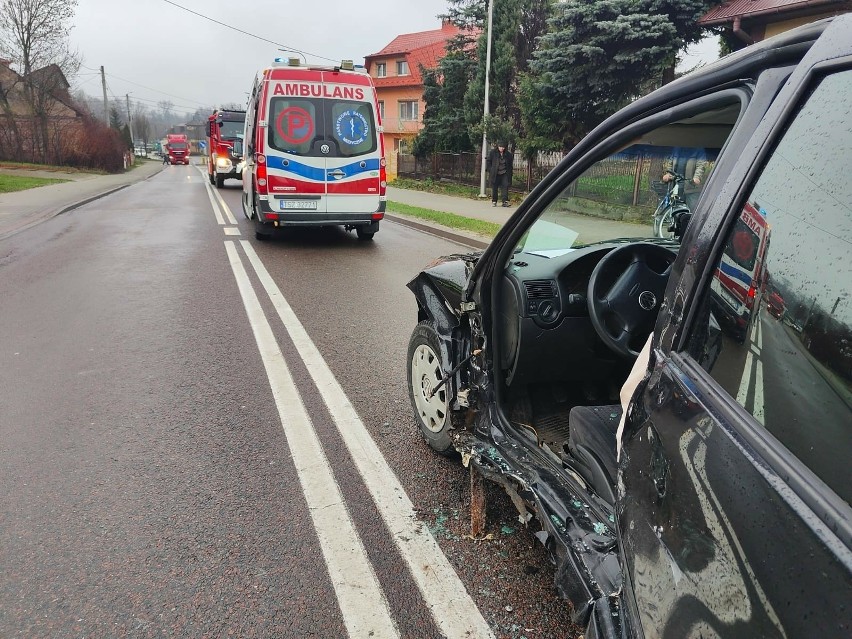 Groźny wypadek dwóch samochodów w Połańcu. Kierowca był uwięziony w aucie