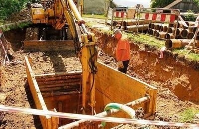 Budowa kanalizacji trwa w kilkunastu miejscowościach gminy Myślenice Fot. Maciej Hołuj