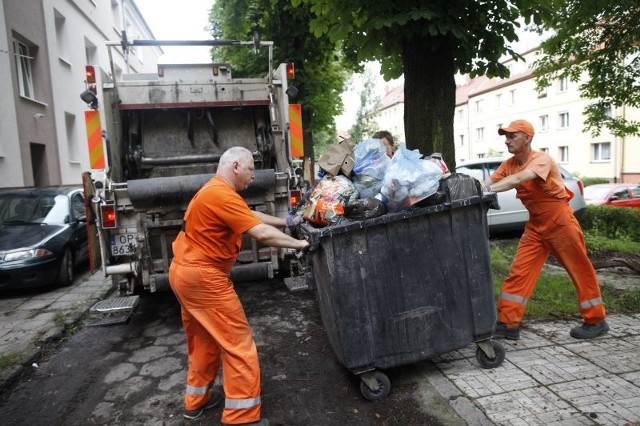 Pracownicy firmy Remondis zabierali wczoraj śmieci z ulicy Ligonia. Klienci tej firmy oraz Elkomu nie muszą się martwić. Jednak mieszkańcy korzystający z usług innych spółek mogą mieć problemy z odbiorem śmieci już od poniedziałku.