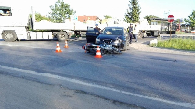 Na ulicy Wolanowskiej w Radomiu seat uderzył w prawidłowo jadącego motocyklistę. Poszkodowanego zabrała karetka.