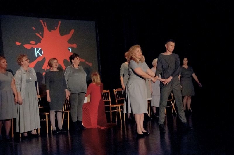 W Brodnickim Domu Kultury zorganizowano spektakl "Chciałam Ci powiedzieć". Aktorkami występującymi na scenie były pacjentki chore na raka