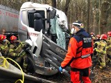 Wypadek w okolicy Goszyc. Ciężarówka z naczepą uderzyła w drzewo. Kierowca uwięziony był w kabinie. Na miejsce wezwano śmigłowiec LPR