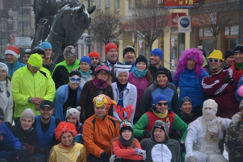Bieg sylwestrowy 2014 w Malborku. Przebrani biegacze na ulicach miasta [ZDJĘCIA]