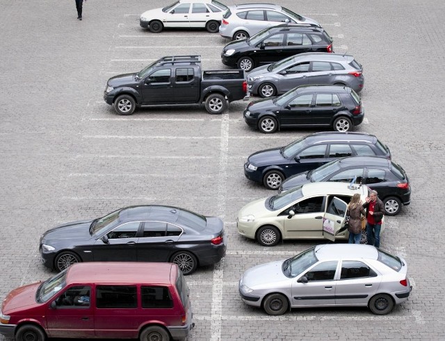Parking na pl. Zwycięstwa w Słupsku nie wzbudza wątpliwości, bo jest oznakowany znakami pionowymi i poziomymi. Tutaj za parking na pewno trzeba zapłacić.
